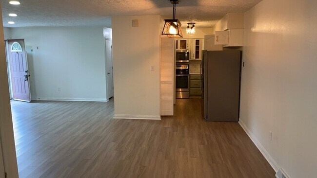 Building Photo - 621 Waneta Ave