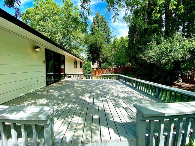 Building Photo - Lovely Highlands Home w/a View Available 7...