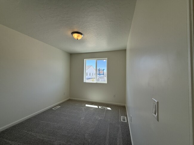 Building Photo - 203 E Arcade Dr