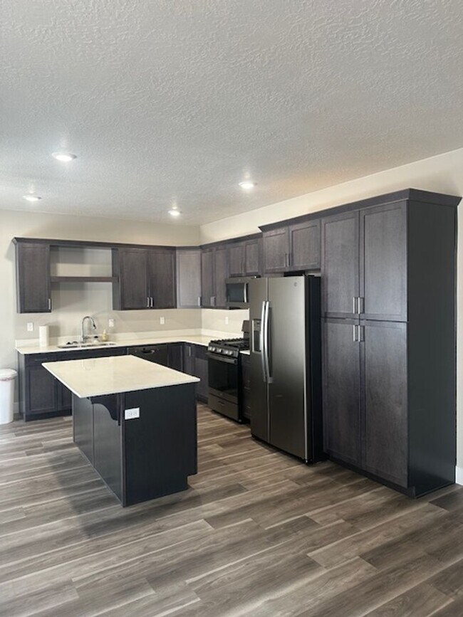Building Photo - Amazing 3 bed, 2.5 bath with 2 car garage townhome!