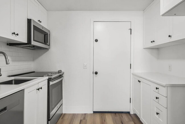 Building Photo - Beautifully Remodeled 1 Bed / 1 Bath in Midtown - Available 6/15!