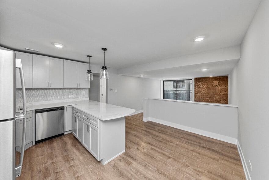 Building Photo - 1225 N La Salle Dr