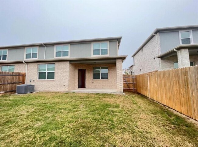 Building Photo - 1032 Winnsboro Lp