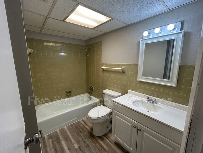 Building Photo - 205 W Allen St