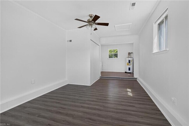 Building Photo - 3044 Camelot Blvd
