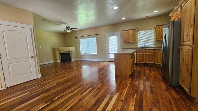 Building Photo - 2718 N Elm Dr