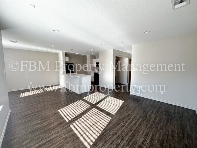 Building Photo - Hidden Creek Townhomes, Unit 311 - Gorgeou...