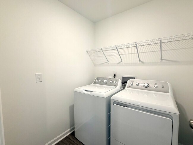 Building Photo - ~~ Luxurious End Unit 3-bedroom Townhome ~~