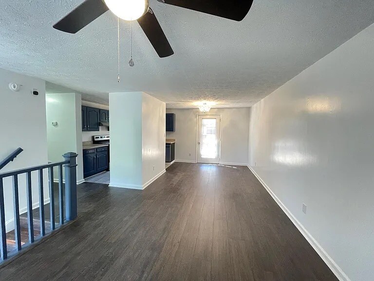 Building Photo - 1637 River Crest Dr
