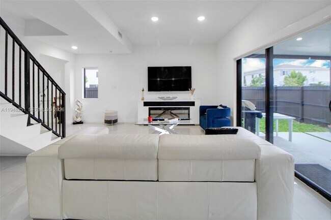 Building Photo - 320 NW 13th Ct