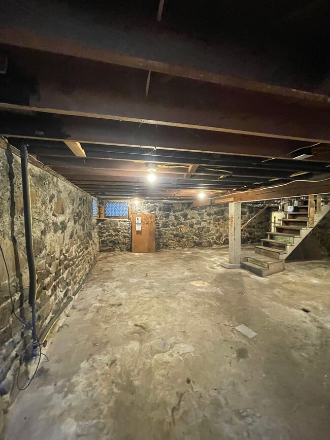 Building Photo - Lakeview 4-Bedroom Home Steps from Moore Park – Updated Throughout! 2.8 miles from Sky Lakes and OIT