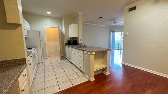 Building Photo - 860 N Orange Ave