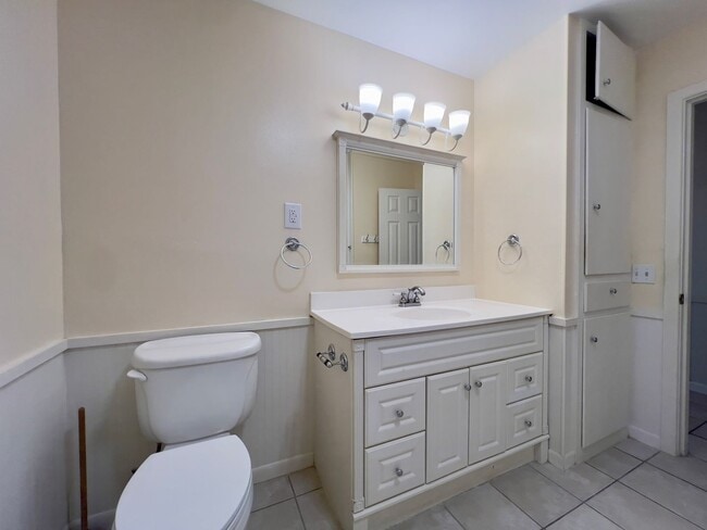 Building Photo - Stunning Large 3 Bedroom Home!