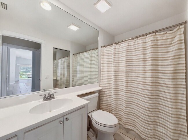 Building Photo - Beautifully maintained 2-bedroom, 2-bath in Island Walk
