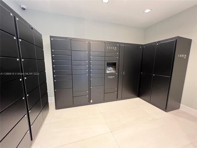 Building Photo - 401 Hialeah Dr