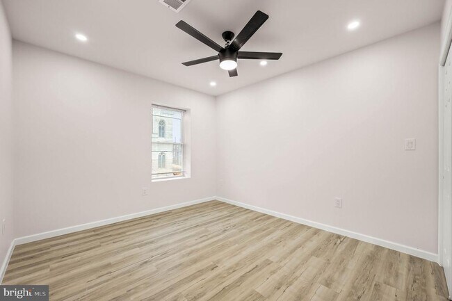 Building Photo - 437 W Girard Ave