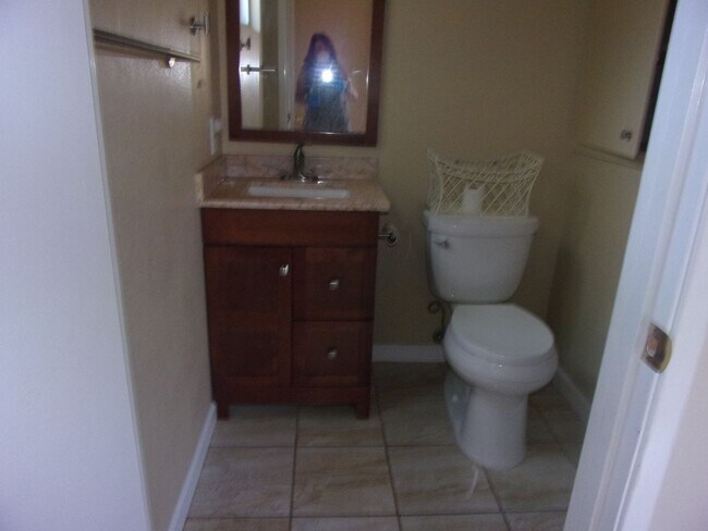 Building Photo - 718 Linwood St