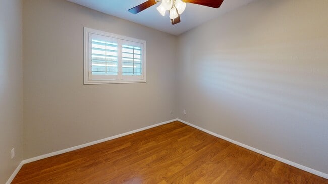 Building Photo - 2080 E Greenway Dr