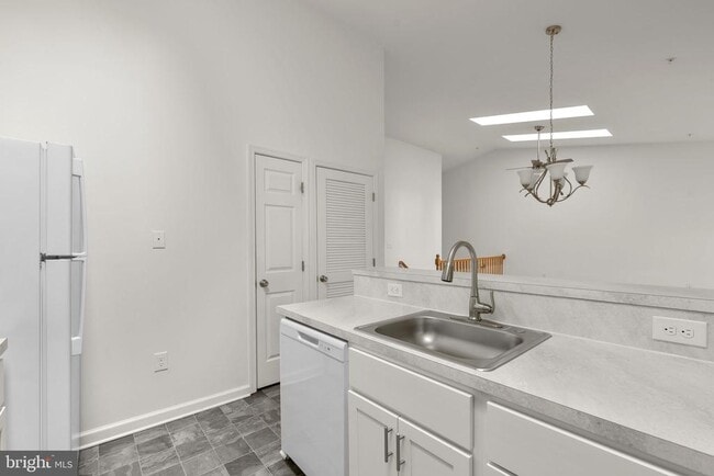 Building Photo - 14225 Jib St