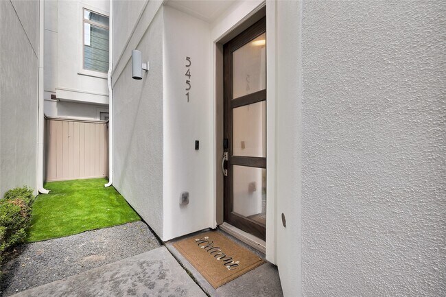 Building Photo - 5451 Larkin St
