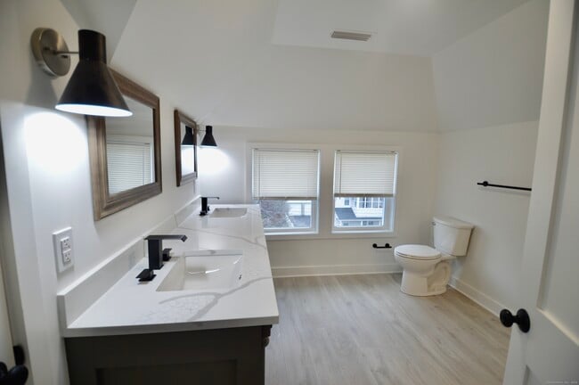 Building Photo - 21 Nichols St