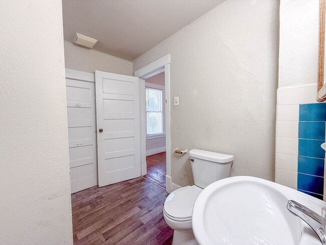 Building Photo - Short