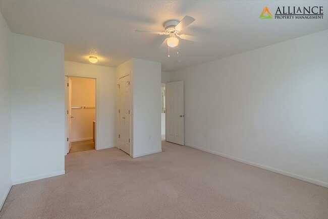 Building Photo - Balcony & Walkout Basement!