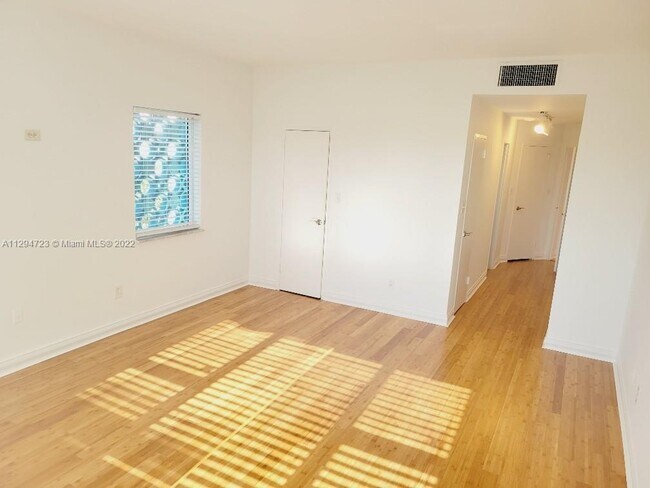 Building Photo - 4925 Collins Ave