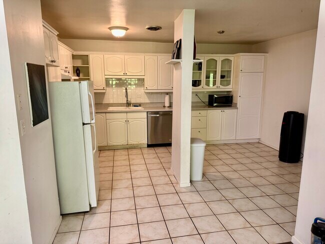 Kitchen - 440 Veteran Ave