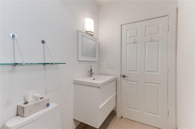 Building Photo - 623 NE 8th Ave