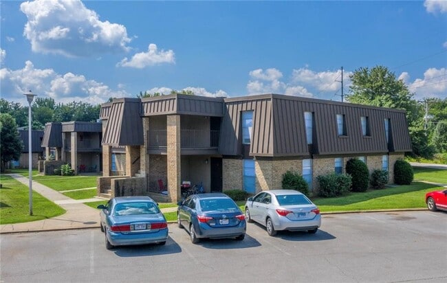 Primary Photo - 2100 N Leverett Ave