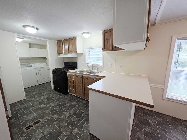 Building Photo - 3683 Pinoak St