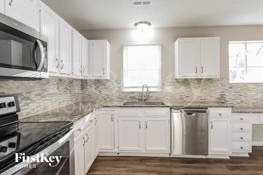 Building Photo - 5800 Old Meadow Rd