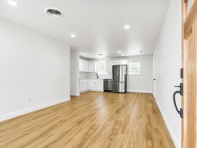 Building Photo - 1406 Southern Heights Ave
