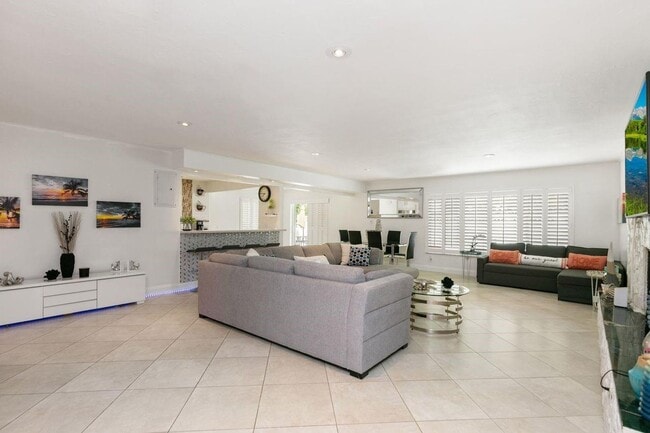 Building Photo - 1900 N Victoria Park Rd