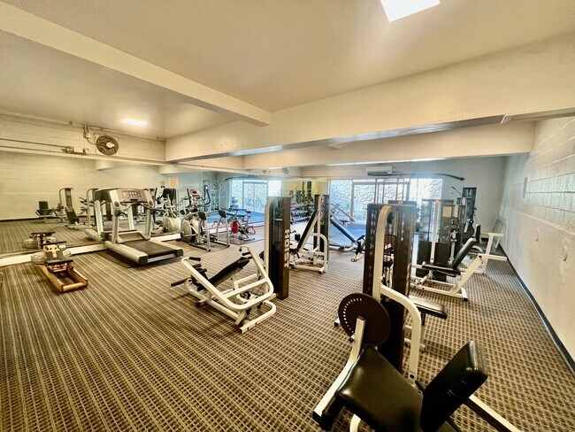 Building Photo - Charming Studio Condo in Capitol Hill