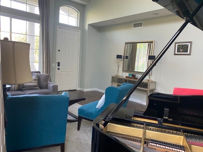 Building Photo - Spacious 4 bedroom in upscale neighborhood