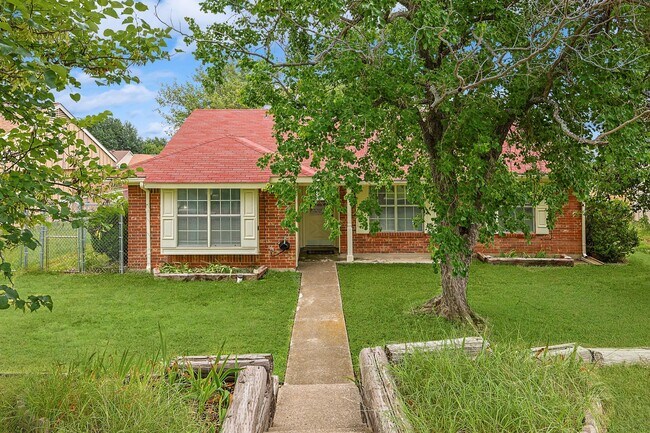 Building Photo - 2502 High Hollow Dr