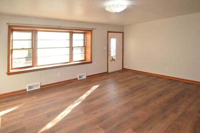 Building Photo - 3 BR Home in Madison Heights Available Immediately