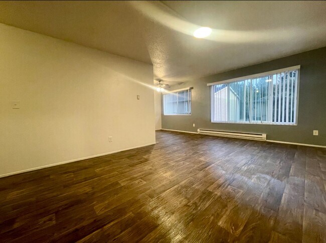 Building Photo - **FREE FIRST MONTH'S RENT** Spacious Top Floor Unit~ Great Natural Light~ Updated with Great Stor...