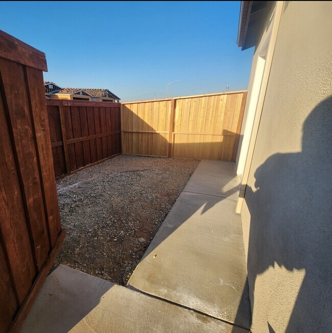 Building Photo - 2742 Meadowbrook Dr