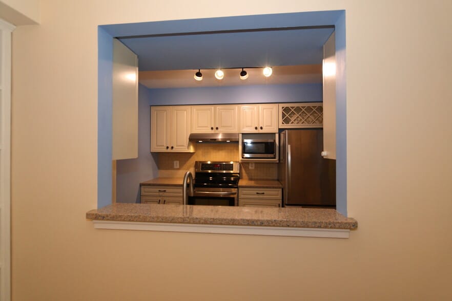 Kitchen Bar - 13619 Orchard Dr