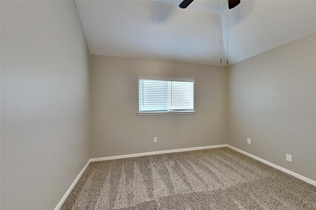 Building Photo - 9911 Goldenglade Dr