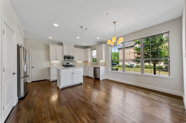 Building Photo - Luxury Townhouse