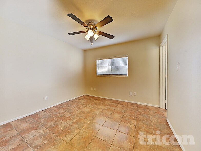 Building Photo - 11519 W Windrose Ave