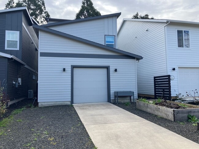 Building Photo - Large Three Bedroom Home in Sustainable South Salem Community