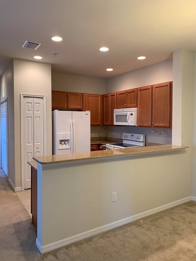 Building Photo - Annual 2 bed/2 bath condo available for No...