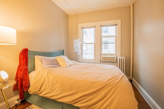 Building Photo - Lovely 1 BR/1 BA Condo in Dupont Circle!