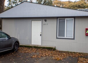 Building Photo - Berg- TriPlex on Lee St SE #10095