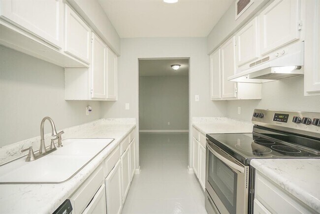 Building Photo - 7400 Bellerive Dr